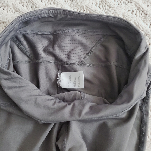 Champion Mid Rise Yoga Capri- Size M - Picture 8 of 8